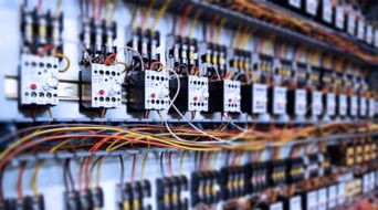 美國電子電氣工程（EE）專業(yè)深度解析 申請要求與就業(yè)前景